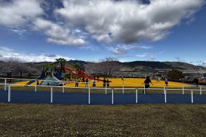 # 神奈川県南足柄市の運動公園で子供と楽しむ